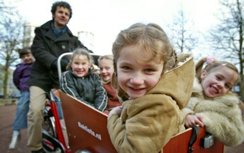 DEN HAAG â€“ De bakfiets is in. Werden er twee jaar geleden nog enkele honderden per jaar gemaakt, nu zijn dat er volgens de twee grotere fabrikanten in Nederlandjaarlijks meer dan 1000. Foto ANP