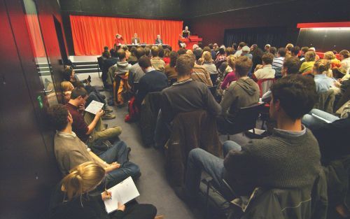 UTRECHT â€“ Het openbare debat over ”De (on)redelijkheid van geloven”, woensdagavond in de aula van de nieuwe Utrechtse universiteitsbibliotheek, trok een talrijk publiek. Prof. dr. Hans Jansen: „Sinds de Verlichting wachten verlichte intellectuelen op he