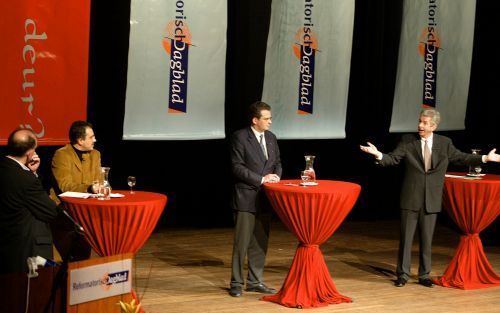 BUSSUM â€“ Het Reformatorisch Dagblad organiseerde woensdagavond in Bussum een debat over de toegenomen spanningen in de samenleving na de moord op Theo van Gogh. Drie sprekers gingen in discussie met elkaar en het publiek. V.r.n.l.: columnist prof. dr. R