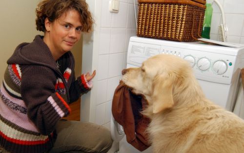 BUNSCHOTEN â€“ Anita van der Belt met haar hulphond: „Ik wil dat de hond de elastiekjes uit m’n haar kan halen.” Foto Edwin Janssen