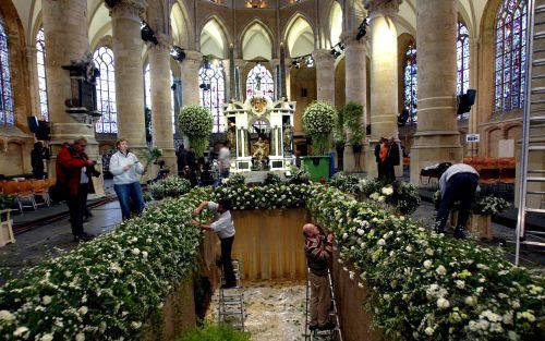 DELFT â€“ Rond de ingang van de graftombe van de Oranjes in de Nieuwe Kerk in Delft worden bloemen aangebracht. Donderdag en vrijdag werden de laatste voorbereidingen getroffen voor de bijzetting van prins Bernhard. Foto RD, Sjaak Verboom