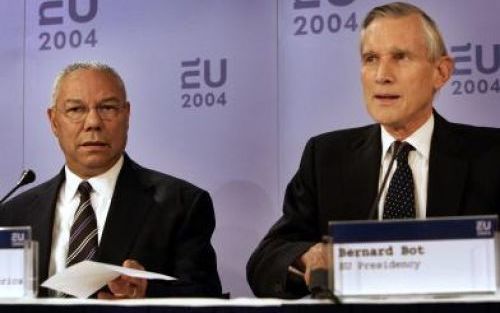 DEN HAAG - De Amerikaanse minister van Buitenlandse Zaken Powell (l.) en minister Bot vrijdag tijdens de persconferentie in Den Haag na de halfjaarlijkse top tussen de EU en de VS. Foto ANP