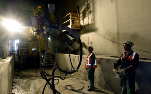 HOOGMADE â€“ Twee spuitrobots kruipen door de tunnel onder het Groene Hart. Een brandwerende laag van 35 millimeter moet ervoor zorgen dat de tunnel bij brand niet ernstig beschadigd raakt. De klus van 20 miljoen euro wordt uitgevoerd door de Combinatie B