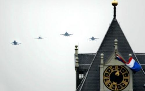 DELFT - Vier gevechtsvliegtuigen brengen boven het stadhuis op de Markt in Delft een militair eerbetoon aan prins Bernhard. Ze vliegen laag over, kort voordat de kist met het lichaam van de prins de Nieuwe Kerk werd binnengedragen. De toestellen, een Spit