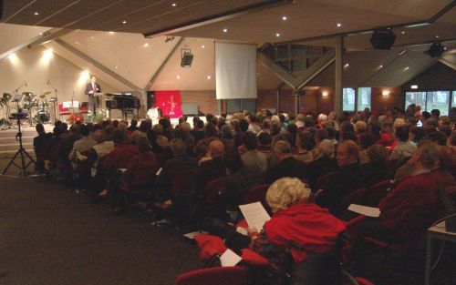 DALFSEN â€“ „Wij hebben de gezondheidszorg compleet uitbesteed aan de reguliere geneeskunde. Maar wat doen we zelf als gemeente?” Deze vraag stelde dr. M. J. Paul zaterdag tijdens een conferentie van het Evangelisch Werkverband over de dienst der genezing