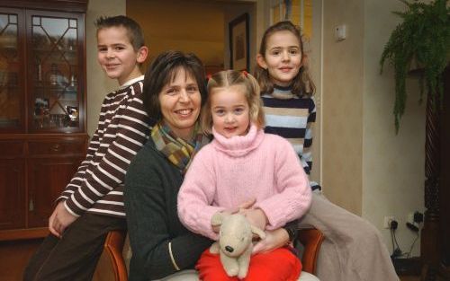 SOEST â€“ Alice Gaasbeek met Gerrit (11), Emmie (9) en Aleida (5). „Ik ken vrouwen die zich een beetje verontschuldigen omdat ze geen betaald werk hebben. Zo zit ik dus beslist niet in elkaar.” Foto Erik Kottier