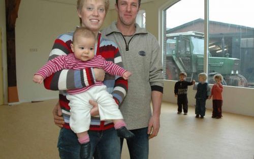 STEENDEREN â€“ Alieke en Anton IJsseldijk met een eigen kind en drie oppaskinderen in het voor kinderopvang verbouwde gedeelte van hun boerderij. Dezer dagen wordt de laatste hand gelegd aan de metamorfose van jongveestal naar kinderdagverblijf. Begin jan