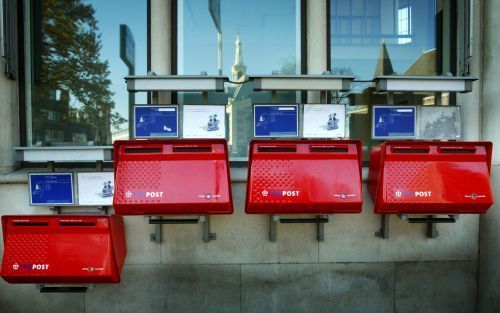 SCHEVENINGEN â€“ De liberalisering van de postmarkt is niet iets waar de man in de straat zich mee bezighoudt, al heeft de prijs van een postzegel wÃ©l alles te maken met vrijemarktwerking. Foto RD