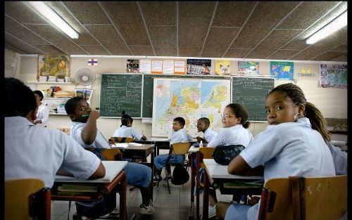 PHILIPSBURG â€“ Op school leren kinderen Nederlands, topografie en de geschiedenis van het â€˜moederland’ ver weg. Foto RD, Henk Visscher