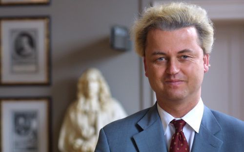 DEN HAAG - Het onafhankelijk Tweede-Kamerlid Wilders komt donderdag weer terug naar de Tweede Kamer. Dat heeft hij donderdagavond na een gesprek met premier Balkenende en de ministers Donner (Justitie) en Remkes (Binnenlandse Zaken) gezegd. ANP