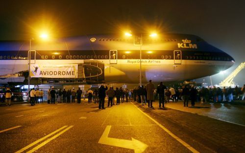 SCHIPHOL â€“ Een Boeing 747 stak woensdagavond de Fokkerweg bij Schiphol Oost over. Het toestel wordt met pontons van Schiphol naar Lelystad gebracht. Tegen middernacht gaat het vliegtuig door Amsterdam. Vrijdagochtend vroeg is hij eerst in Nijkerk en daa