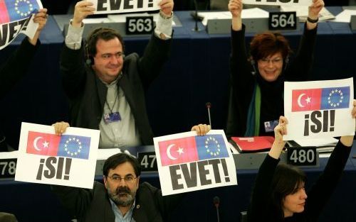 STRAATSBURG â€“ Het Europees Parlement heeft de leiders van de EU gisteren opgeroepen toetredingsonderhandelingen met Turkije te beginnen. Die onderhandelingen moeten volgens de europarlementariÃ«rs „zonder nodeloos dralen” worden gestart. Daarbij werd aa