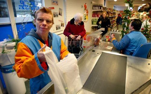 VEENENDAAL- Restantensupermarkt Op=Op in Veenendaal trekt bezoekers uit de wijde omtrek. Klanten profiteren van lage prijzen en genieten van het enthousiasme van het personeel. „Sommige klanten komen hier iedere dag, soms alleen voor een pakje boter.” Fot