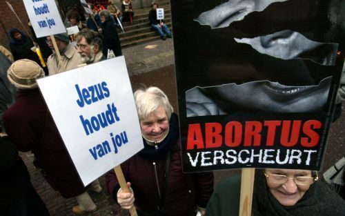 AMSTERDAM â€“ Deelnemers aan de Mars voor het Leven trokken zaterdag veel bekijks in het centrum van Amsterdam. Elk jaar worden meer dan 30.000 kinderen gedood door abortus. De stichting Schreeuw om Leven houdt jaarlijks op 18 december de mars. De mars va