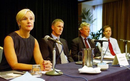 SYDNEY - James Hardie voorzitter Meredith Hellicar (L) praat met de pers in Sydney. Foto ANP