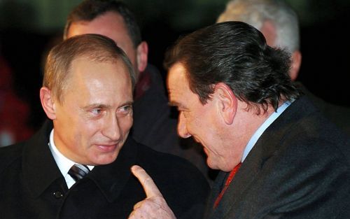 HAMBURG â€“ De Duitse bondskanselier Gerhard SchrÃ¶der (r.) verwelkomde maandag de Russische president Vladimir Poetin op het vliegveld van Hamburg. Poetin brengt een tweedaags bezoek aan Duitsland. Foto EPA