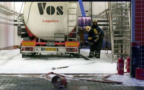 ZUIDBROEK â€“ Brandweerlieden inspecteerden maandagmiddag in het Groningse Zuidbroek een tankauto. Door een ontploffing in het voertuig raakten maandag drie mensen gewond.Foto ANP