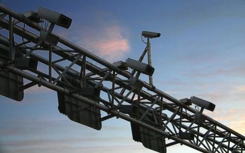 MAARSSEN â€“ Niemand ontsnapt aan de camera’s op de portalen boven de snelweg. Foto ANP