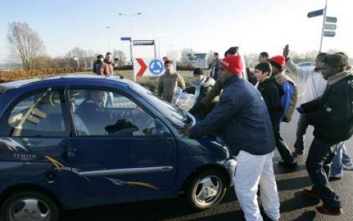 DRONTEN - Asielzoekers uit het azc Dronten blokkeren een rotonde op de N 307 nabij de Roggebotsluis. De asielzoekers protesteren tegen het gedwongen vertrek van 570 bewoners uit het azc. Foto ANP