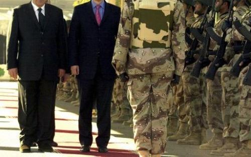 BAGDAD - De Britse premier Blair en interim premier Allawi van Irak inspecteren de wacht. Blair bracht een verrassingsbezoek aan de Iraakse hoofdstad om te praten met Allawi over de verkiezingen. Foto EPA