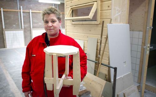 ROTTERDAM â€“ Klusjesvrouw Karin Schellingerhout met een zelfgemaakt krukje. „Vrouwen werken preciezer.” Foto RD, Sjaak Verboom