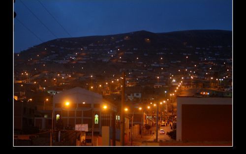 LIMA â€“ De buurt vlak bij de vrouwengevangenis van de Peruaanse hoofdstad Lima â€“ bij avond een naargeestige wijk. Foto RD, Sjaak Verboom