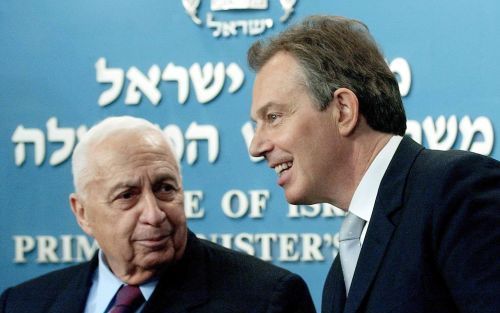 JERUZALEM â€“ De Britse premier Blair sprak woensdag in Jeruzalem met zijn IsraÃ«lische ambtgenoot Sharon. Blair sprak tevens in Ramallah met Palestijnse leiders, in een poging de routekaart voor de vrede weer op de rails te zetten. Foto EPA