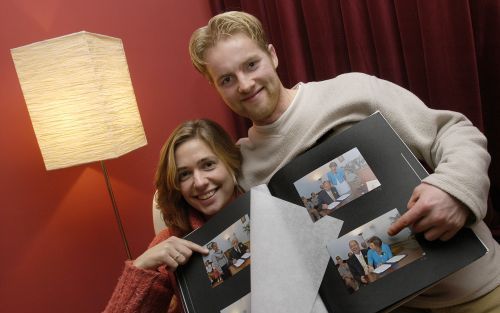 ARNHEM â€“ Rachel en Cees Fraanje wijzen hun schoonouders aan. „Zij hebben onze wereld verruimd. Ook al blijven er soms meningsverschillen, dat staat onze relatie met hen niet in de weg.” Foto Mark Pluim