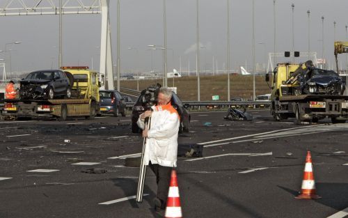 HOOFDDORP - Chaos op de A4 ter hoogte van Hoofddorp. Bij een ernstig verkeersongeluk botsen tien autos op elkaar en raakten minstens tien mensen gewond van wie een onbekend aantal ernstig. Foto ANP