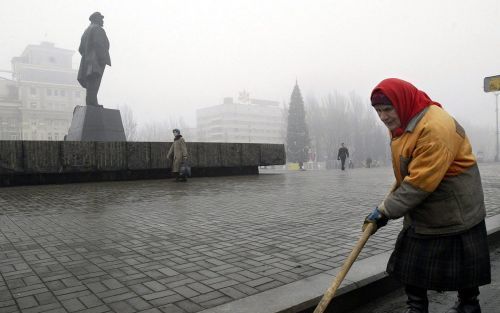 DONETSK â€“ Een werkneemster van de reinigingsdienst veegde maandag het centrale plein in Donetsk schoon. In deze stad in het oosten van OekraÃ¯ne heeft de zondag verslagen presidentskandidaat Viktor Janoekovitsj veel aanhangers. Op het plein een standbee