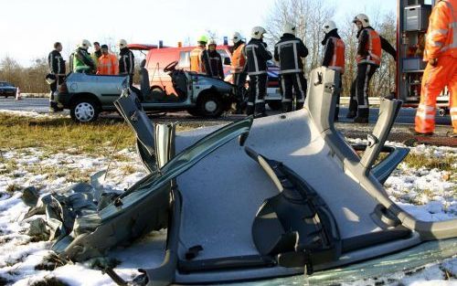 De A28 is woensdag het toneel van vele aanrijdingen door een spekglad wegdek. Bij veertien ongelukken vielen drie gewonden. ANP FOTO