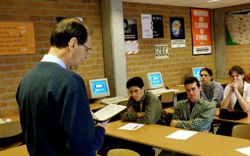 „De Gereformeerde Onderwijzers en Lerarenvereniging (GOLV) spreekt de wens uit dat de inhoud van het rapport ”Ouders over opvoeding en onderwijs” een plaats krijgt tussen de oren van de beleid makende dames en heren, omdat het objectief de zaken weergeeft