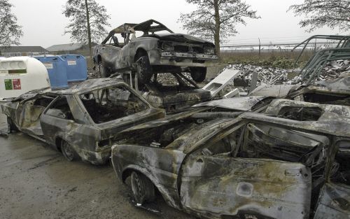 VEEN â€“ Drie uitgebrande autowrakken op de gemeentewerf in Veen zijn de stille getuigen van de nieuwjaarsvuren tijdens de laatste jaarwisseling. Ondanks maatregelen van de politie slaag den jongeren er toen in enkele oude auto’s in brand te steken in het