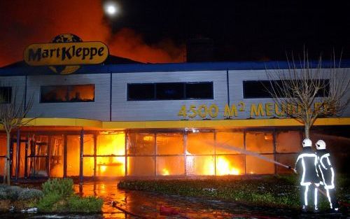 APELDOORN â€“ Het pand van meubelbedrijf Mart Kleppe in Apeldoorn is woensdagavond door een brand volledig verwoest. Eigenaar M. Kleppe: „Ik sta te trillen op mijn benen. Dit is mijn le venswerk, het product van jarenlang keihard werken. En ineens is het 