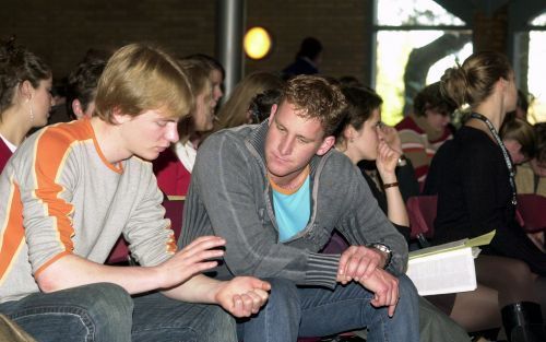 DALFSEN â€“ Twee jongeren in discussie op de kerstconferentie van de Windroos en de HGJB in de Bron te Dalfsen. De conferentie wordt donderdagmiddag afgesloten. Foto Frank Uijlenbroek