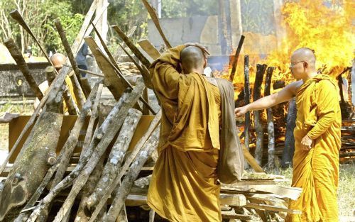 KHAO LAK â€“ Boeddhistische monniken spreken gebeden uit voor slachtoffers van de tsunami, voordat hun lichamen worden verbrand tijdens een ceremonie op de begraafplaats Bang Muang in het Zuid Thaise Khao Lak. Foto EPA