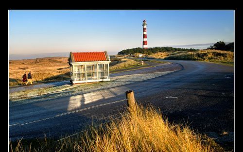 HOLLUM â€“ De gemeente Ameland is sinds woensdag eigenaar van de vuurtoren bij het dorp Hollum op de westpunt van het Waddeneiland. De gemeente nodigt al haar inwoners uit om zaterdag, nieuwjaarsdag, de toren te beklimmen. Foto RD, Henk Visscher