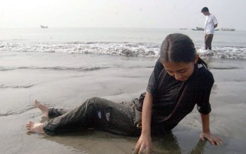 KUAKATA - Een meisje speelt op het strand van Kuakata in Bangladesh, waar geen slachtoffers zijn gevallen. Foto EPA