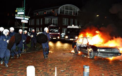 VEEN â€“ De jaarwisseling in het Brabantse Veen is relatief rustig verlopen. De aanloop naar 31 december zorgde wel voor onrust in het dorp. Mede naar aanleiding hiervan heeft de politie in totaal 21 mensen uit Veen en omstreken aangehouden. Foto: een aut