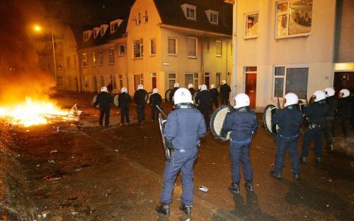 SCHEVENINGEN â€“ De mobiele eenheid moest in de oudejaarsnacht optreden in de Scheveningense Kompasstraat. Ook elders in de Haagse regio kwam de politie in actie. Zij hield in totaal 42 mensen aan. Foto Dick Teske