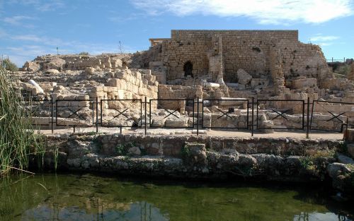 CAESAREA â€“ Overblijfselen van de door koning Herodes de Grote aangelegde havenstad Caesarea. Foto Alfred Muller