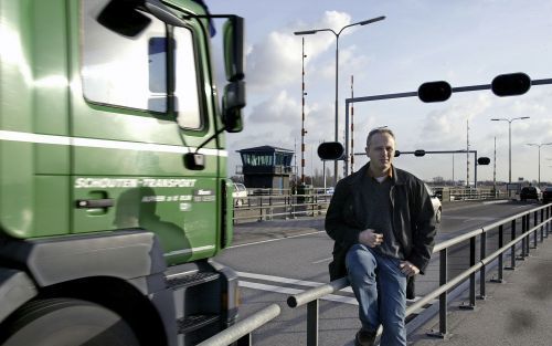 LEIMUIDEN â€“ Martijn Jongen uit Alphen aan de Rijn ergert zich aan de situatie bij de brug aan de Ringvaart. De openstaande brug is een van de vele knelpunten op de N207. „Laat die brug tijdens de spits dicht blijven. Van de tien keer dat ik er langskom,