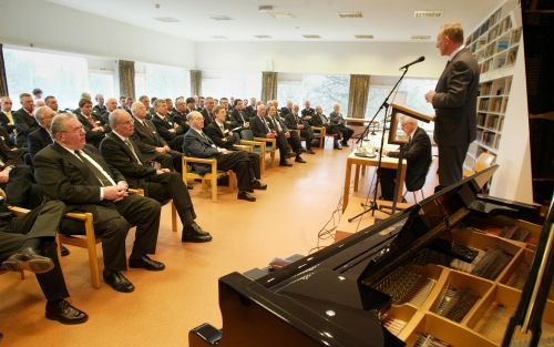 DOORN â€“ Dr. J. van der Wal, voorzitter van de raad van bestuur van Eleos, spreekt de predikanten van de Gereformeerde Bond toe. „Blijf elkaar als persoon correct tegemoet treden en houdt de communicatie en de argumentatie zuiver, ook al ben je het princ