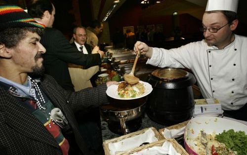 ROTTERDAM â€“ Zwervers en zakenlieden aten woensdag uit dezelfde pan tijdens een nieuwjaarsdiner voor zakenrelaties Ã©n dak en thuislozen. Foto Roel Dijkstra.