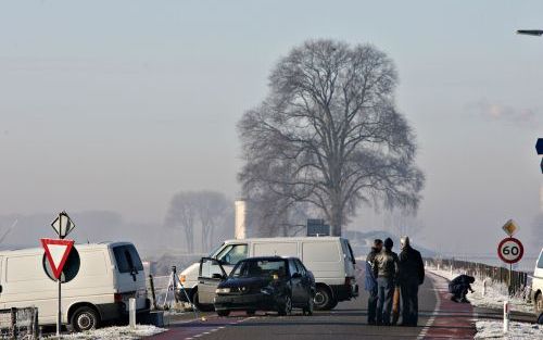 NEDERHEMERT â€“ Rechercheurs overleggen op 27 december op de Bergsche Maasdijk bij Nederhemert nadat een voorbijganger het lichaam van een 53 jarige Kerkwijker in diens auto had aangetroffen. De man bleek te zijn doodgescho ten. Volgens de politie heeft e