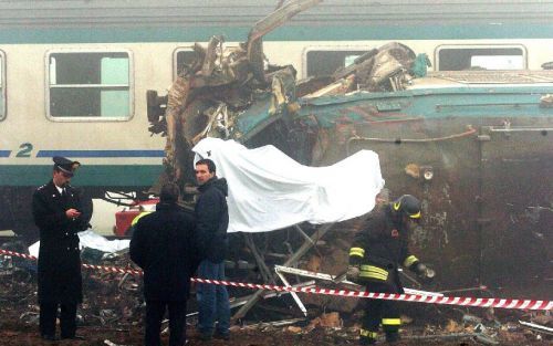 BOLOGNA - Reddingswerkers proberen slachtoffers uit de trein te halen. Bij een ongeluk vrijdagmiddag bij Bologna zijn ongeveer tien doden gevallen. Foto EPA