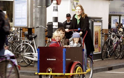 AMSTERDAM â€“ De hippe bakfietsen van de Fietsfabriek zijn bijzonder populair onder jonge gezinnen en bekende Nederlanders. De Fietsfabriek breidt dan ook uit buiten de Amsterdamse stadsgrenzen en opent zaterdag een winkel in Den Haag. Foto&#61567;ANP