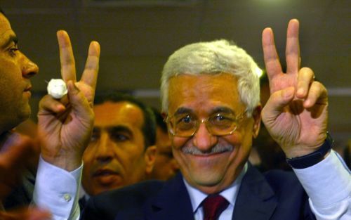 RAMALLAH â€“ De nieuwe president Mahmud Abbas (Abu Mazen) maakt met twee V tekens duidelijk dat hij de Palestijnse presidentsverkiezingen heeft gewonnen. Abbas kreeg zondag ongeveer tweederde van de kiezers achter zich, waarmee hij de opvolger wordt van d