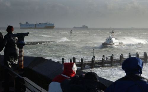 VLISSINGEN â€“ Schepen op de Westerschelde bij Vlissingen worstelden zaterdag met de harde wind. Foto ANP