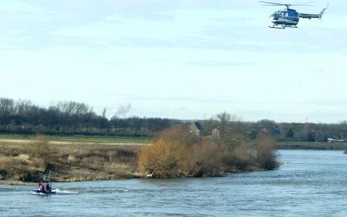 BORGHAREN - Een helikopter zoekt maandag naar twee vermiste mannen uit Bunde. De mannen waren zondag betrokken bij een ongeval met een plezierjacht in de stuw van Borgharen. Rond zonsondergang maandag staakte de politie de zoekactie. Dinsdagochtend om 6.0